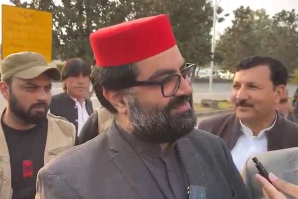 اېمل ولي خان: محمود خان اڅکزی د پښتنو د یووالي نارې هیرې کړي او د خځلو ډېران ته نږدې شوی