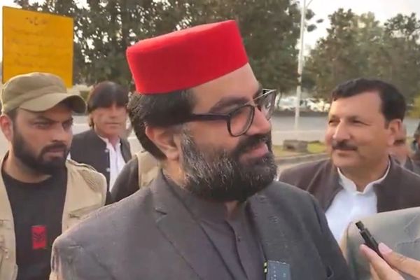 اېمل ولي خان: محمود خان اڅکزی د پښتنو د یووالي نارې هیرې کړي او د خځلو ډېران ته نږدې شوی