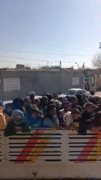 طالبانو په هلمند کې د نشهيي توکو یوه کارخونه کشف او په تړاو یې ۲۰ کسان نیولي