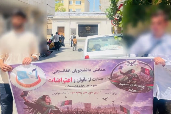 السلطات الإيرانية تعتقل محتجين أفغان تظاهروا ضد حركة طالبان