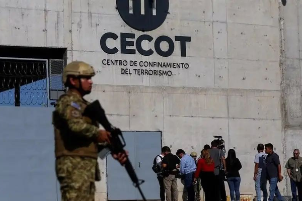 واشنطن بوست: إدارة ترامب تسعى لطرد متعاونيْن أفغان رغم استيفائهما إجراءات اللجوء