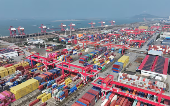 چین با تهدید اقدام متقابل، از امریکا خواست که تعرفههای جدید خود را فورا لغو کند