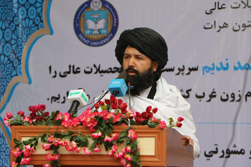 د طالبانو د لوړو زده کړو وزير: نړۍ زموږ  سره تعامل نه کوي نو موږ يې هم غوښتنې نه شو منلی 