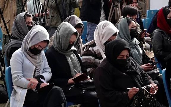 له افغان خبریالانو د ملاتړ سازمان: طالبان په ډېرې سختۍ ښځینه خبریالانو ته معلومات ورکوي