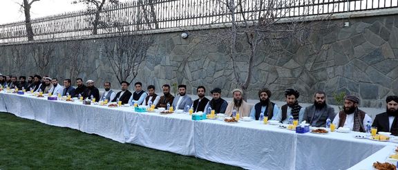 د رسنيو استازي او سياسي فعالان د رییس الوزرا د سياسي مرستيال سره د روژه ماتي پرمهال