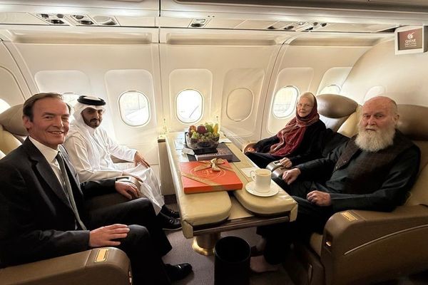 زوج مسن بریتانیایی پس از رهایی از زندان طالبان به لندن رسید