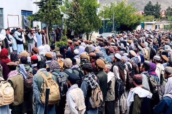 طالبان برای فرونشاندن شورش در پنجشیر، ۲۰ هزار جوان را کار داده است