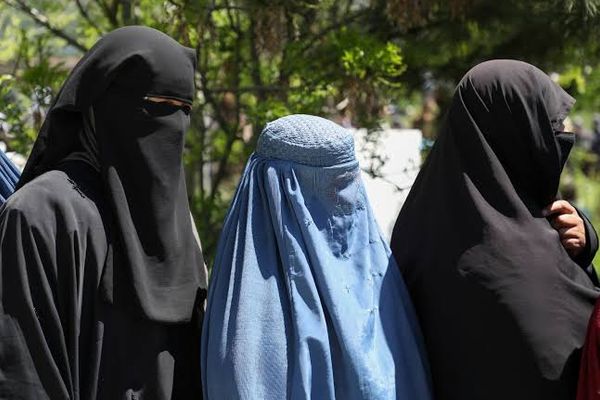 له سختو بندیزونو سره مخ؛ د طالبانو په واکمنۍ کې د افغان نجونو ژوند له ناهیلیو ډک دی