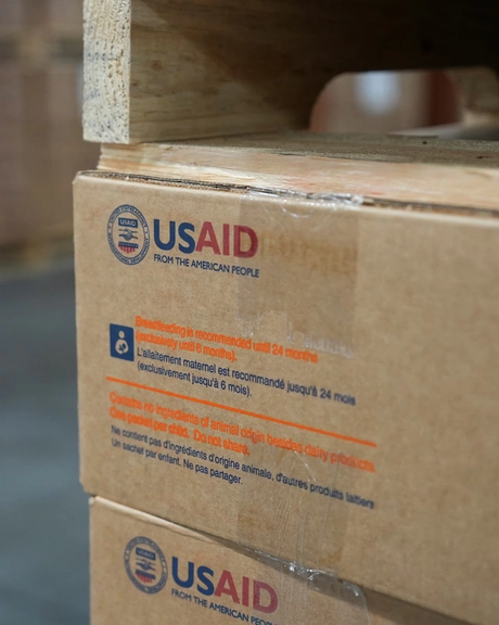 د ټرمپ اداره د افغان او پاکستاني ماشومانو لپاره د ۸۰۰ زره ډالرو خوراکي توکي سوځوي