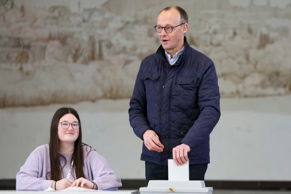 مخکښ نوماند فریدریښ مېرڅ د یکشنبې په ورځ د خپلې رایې د کارولو پرمهال