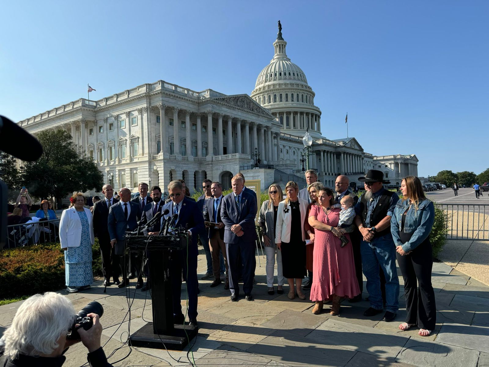 نشست خبری مکال در حضور خانواده‌های سربازان کشته‌شده در حمله میدان هوایی کابل