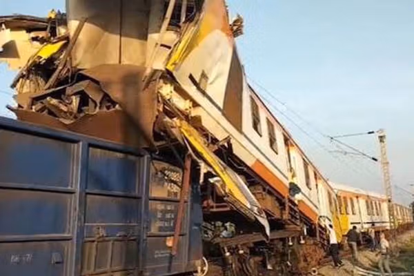 په هند کې د دوو اورګاډو د ټکر له امله لږترلږه ۱۱ کسان مړه شوي دي