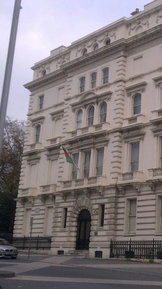 سفارت افغانستان در لندن میگوید به عرضه خدمات قنسولی خود ادامه میدهد