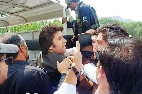 د پاکستان په راولپنډۍ ښار کې پولیسو د تحریک انصاف ګوند ۴۱ غړي او فعالان نیولي دي