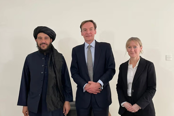 د برېټانیا ځانګړي استازي په اسلاماباد کې د طالبانو له سفیر سره د سیمې پر امنیت خبرې کړي