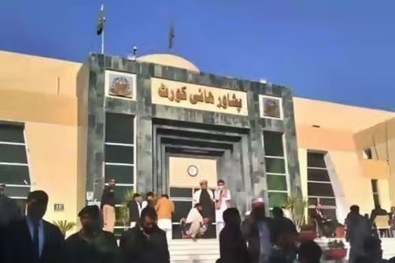 دادگاه عالی پیشاور اخراج دو خبرنگار و یک نظامی پیشین افغان را متوقف کرد
