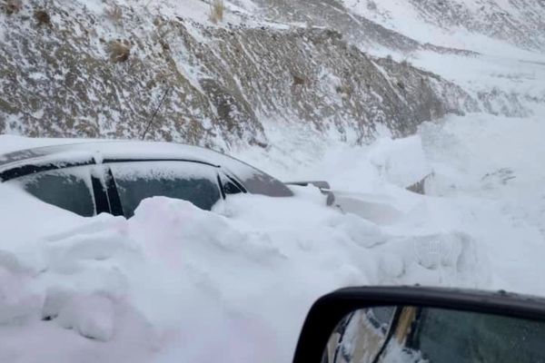 د کابل-بامیان پر لویه لار په واوارو کې بند پاتې مساپر ژغورل شوي