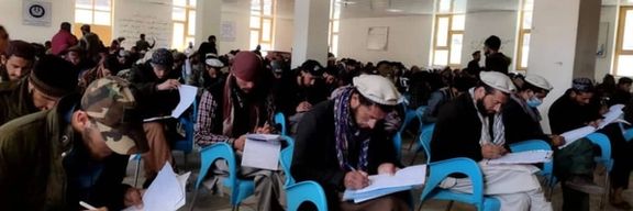 خبرگزاری باختر: صدها نفر از اعضای طالبان در نورستان جذب صنف دوازده مکتب میشوند