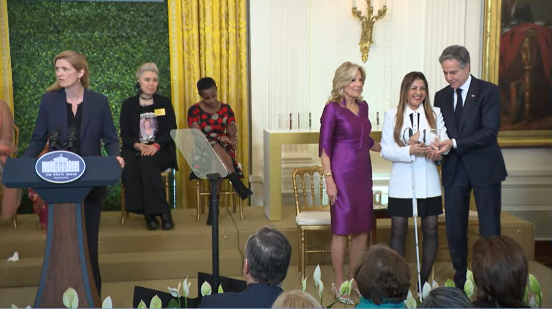 بنفشه یعقوبی جایزه بین‌المللی زنان شجاع وزارت خارجه امریکا را در مراسمی دریافت کرد