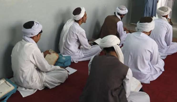 نقص الكتب والمعلمين في مدارس قندهار.. وطالبان تُلزم الطلاب بارتداء العمائم