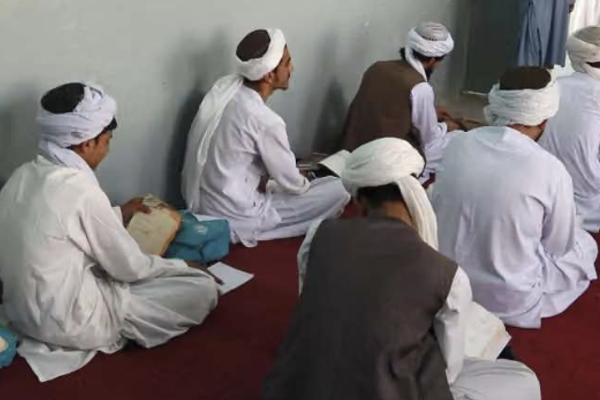 نقص الكتب والمعلمين في مدارس قندهار.. وطالبان تُلزم الطلاب بارتداء العمائم