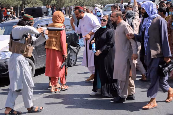 درخواست طالبان از مردان: زنان نافرمان را به ما معرفی کنید