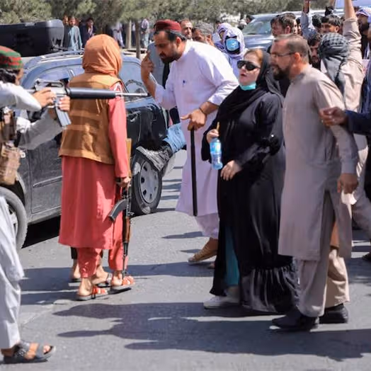 درخواست طالبان از مردان: زنان نافرمان را به ما معرفی کنید