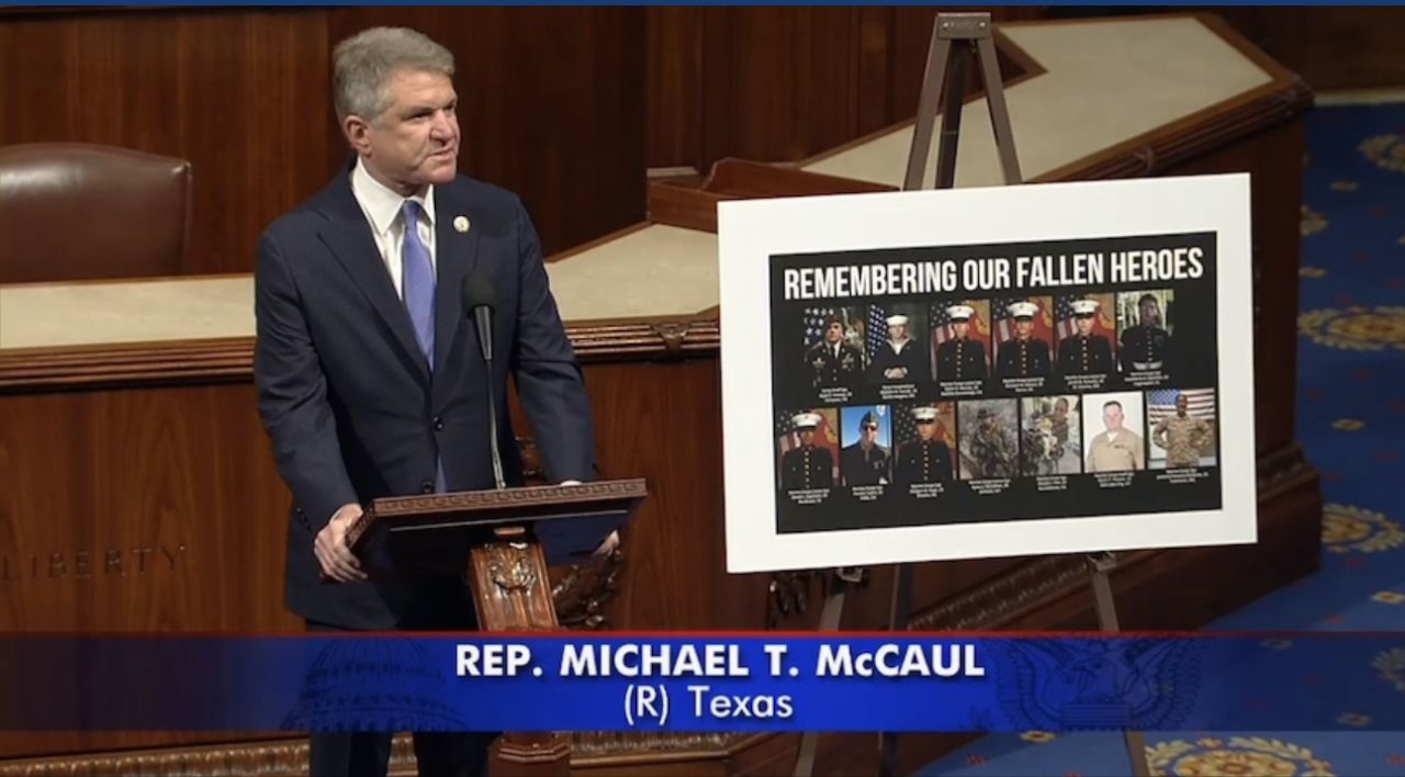 مایکل مکال: له افغانستانه مرګوني وتنه د امریکا په تاریخ کې یو تور داغ دی