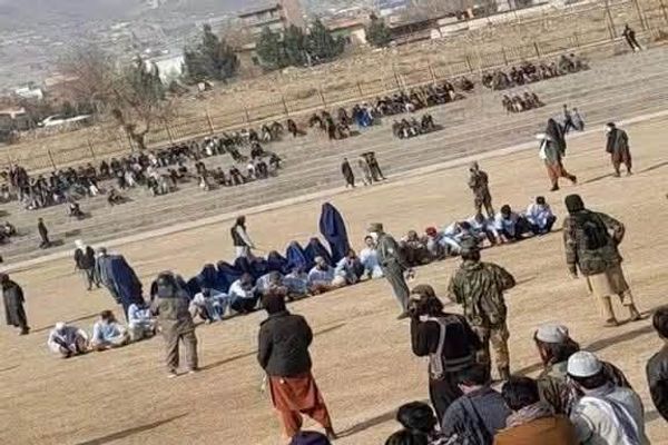 طالبان دو زن و چهار مرد را در سمنگان و بلخ در ملاء عام شلاق زد