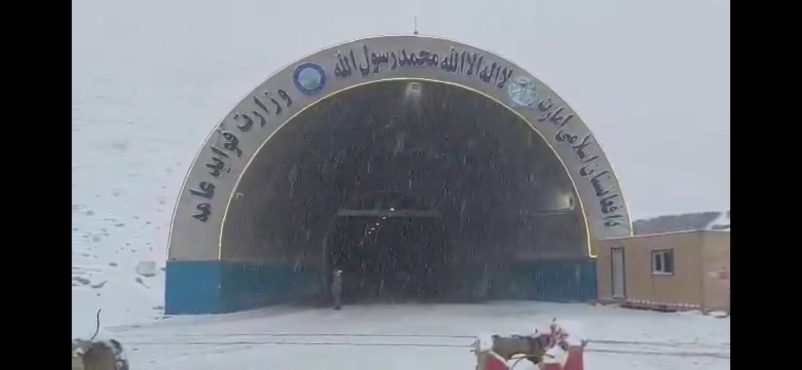 شاهراه سالنگ به‌دلیل برف‌باری و توفان به روی ترافیک بسته شد