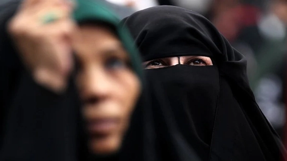 قزاقستان په عامه ځایونو کې د مخ په پوښلو بندیز ولګاوه