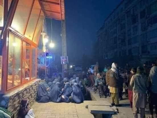 سیاستهای مذهبی و اجتماعی طالبان جلو کار و مشارکت زنان را میگیرد که در اثر آن، خانوادههای افغان فقیرتر و گرسنهتر میشوند.