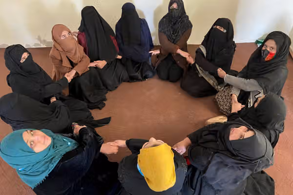 طالباني محدودیتونه او بندیزونه؛ تر استبداد لاندې د ۱۲ افغان مېرمنو د ژوند داستانونه