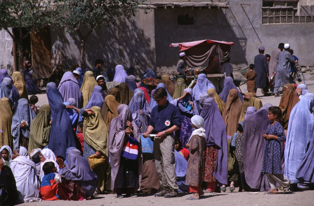 صلیب سرخ: افغان‌ها با یک انتخاب روبرو هستند، خوردن یا خرید موادی برای گرما