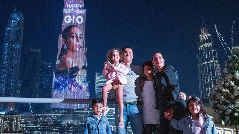 سرپرایز به سبک سوپرستار؛ رونالدو تولد دوست‌دخترش را با نورپردازی برج خلیفه جشن گرفت