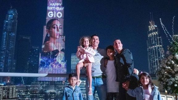 سرپرایز به سبک سوپرستار؛ رونالدو تولد دوستدخترش را با نورپردازی برج خلیفه جشن گرفت