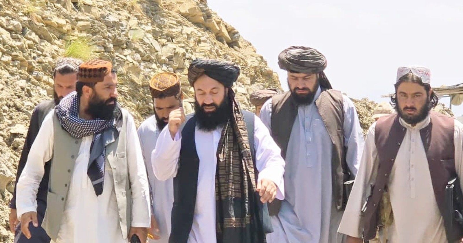 والی طالبان در خوست برای جلب حمایت مردم از مرز پاکستان بازدید کرد