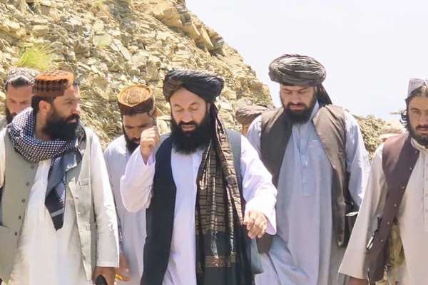 والی طالبان در خوست برای جلب حمایت مردم از مرز پاکستان بازدید کرد