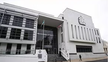 په برېتانیا کې یو افغان پناه‌غوښتونکی پر ۱۲ کلنې نجلۍ د جنسي تېري په تور مجرم وپېژندل شو