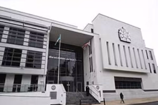 په برېتانیا کې یو افغان پناهغوښتونکی پر ۱۲ کلنې نجلۍ د جنسي تېري په تور مجرم وپېژندل شو