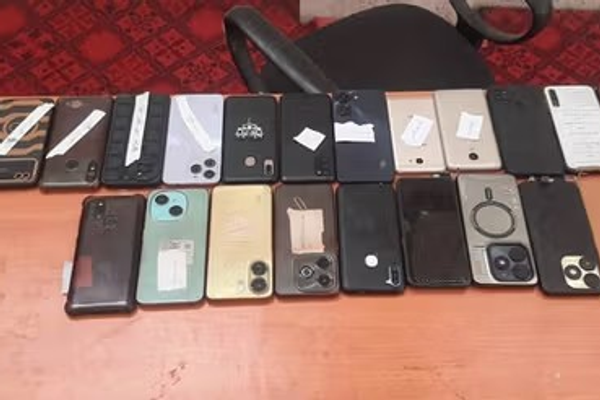 طالبانو په پکتیا کې له خپلو ځواکونو ځیرک موبایلونه ټول کړي دي