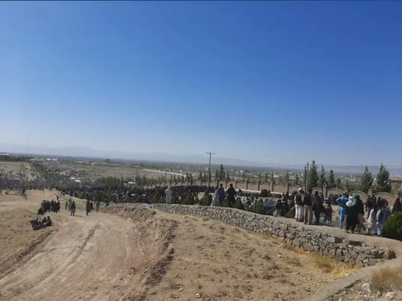 Thousands of Applicants Storm Taliban’s Passport Office in Herat