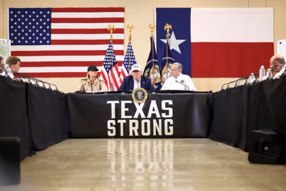 ترامپ و همسرش از منطقه سیلزده کرویل در تگزاس بازدید کردند