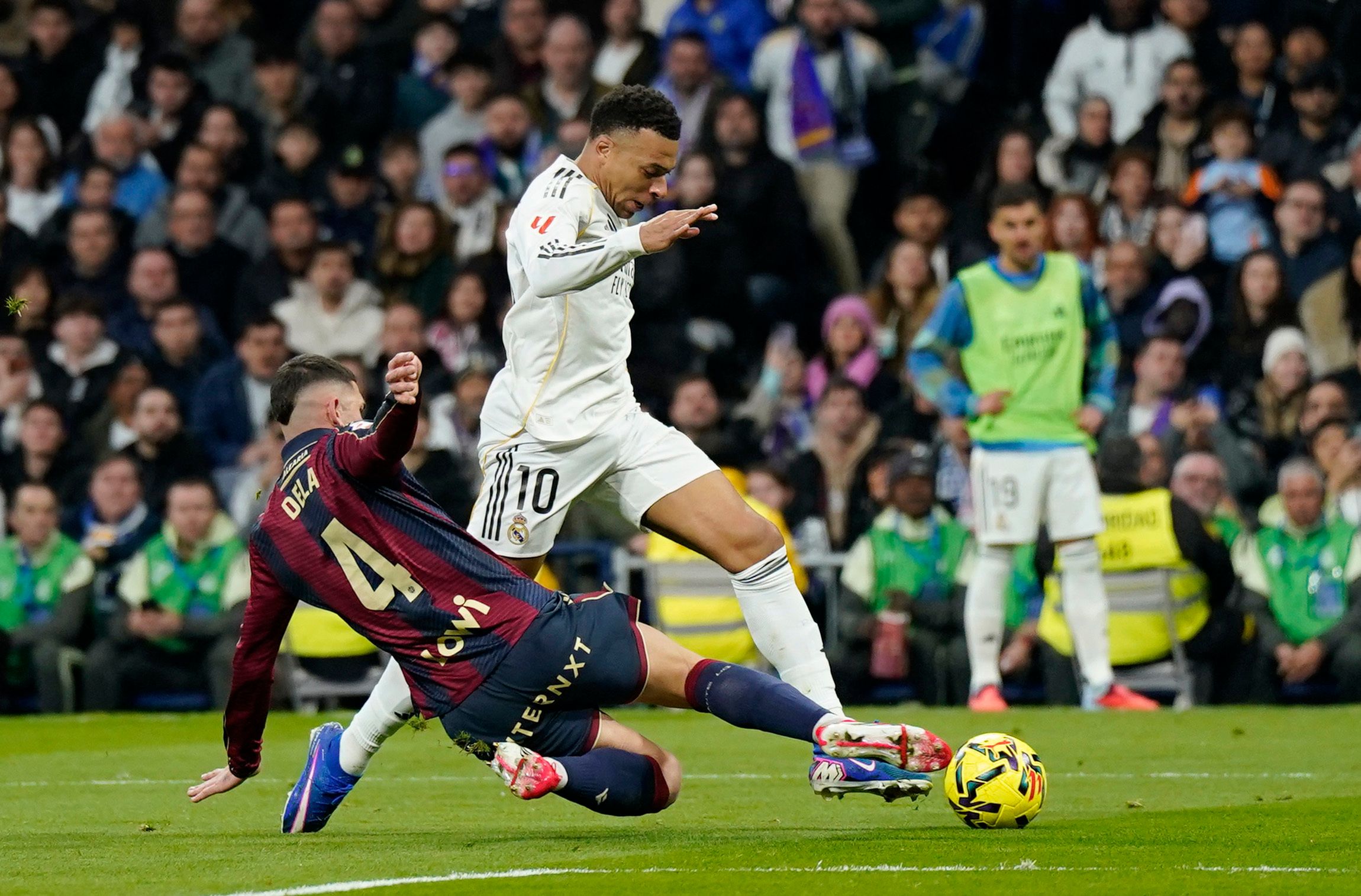 رئال مادرید با دو گل لوانته را شکست داد و به صدر جدول لالیگا نزدیک شد