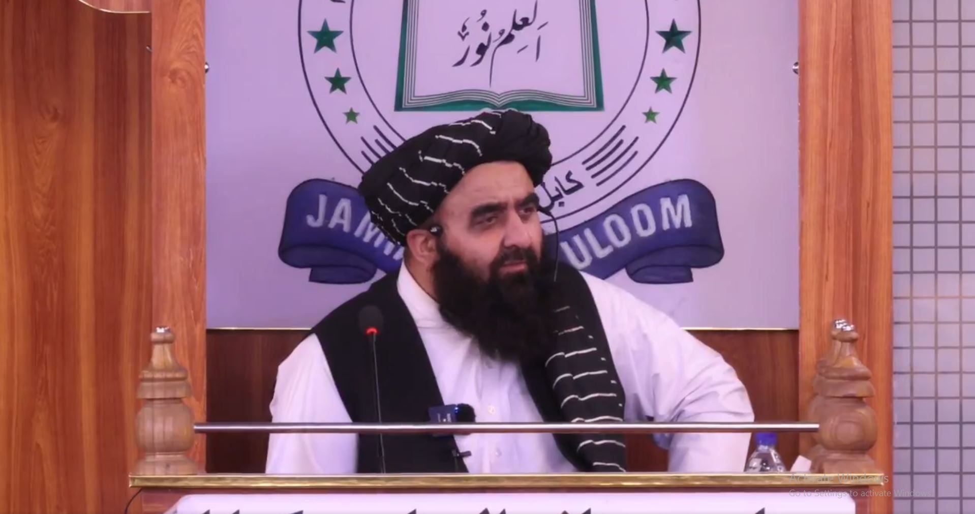 متقي: موږ ۲۰ کاله له ۵۰ هېوادونو سره جنګېدلي یو اوس دا توقع نه‌لرو چې پر موږ ګلان وشیندي