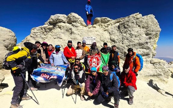 بیست ورزشکار کوهنورد افغانستان قله دماوند ایران را فتح کردند