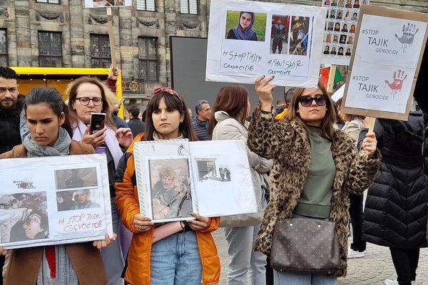 تمنا زریاب پریانی و خواهرانش با حمل عکس قربانیان پنجشیر، در اعتراضات آمستردام شرکت کردند