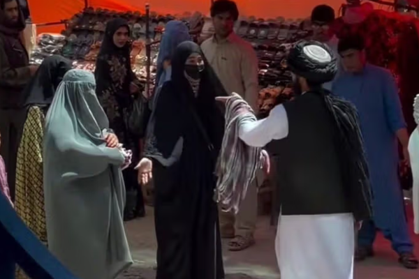 طالباني حجاب؛ د اجبار له لارې یو شان کول او د تنوع له منځه وړل