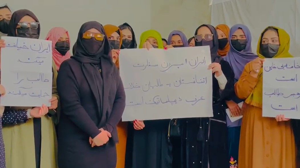 واگذاری سفارت به طالبان؛ زنان معترض می‌گویند "ایران با حمایت از تروریست‌ها خیانت می‌کند"