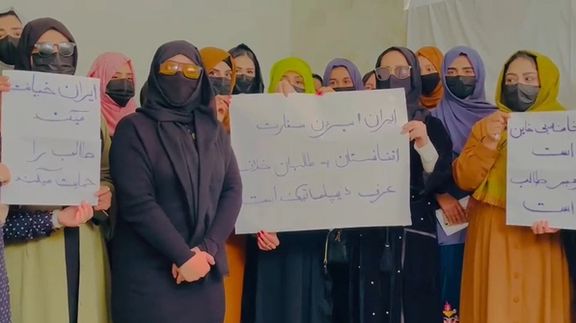واگذاری سفارت به طالبان؛ زنان معترض میگویند "ایران با حمایت از تروریستها خیانت میکند"